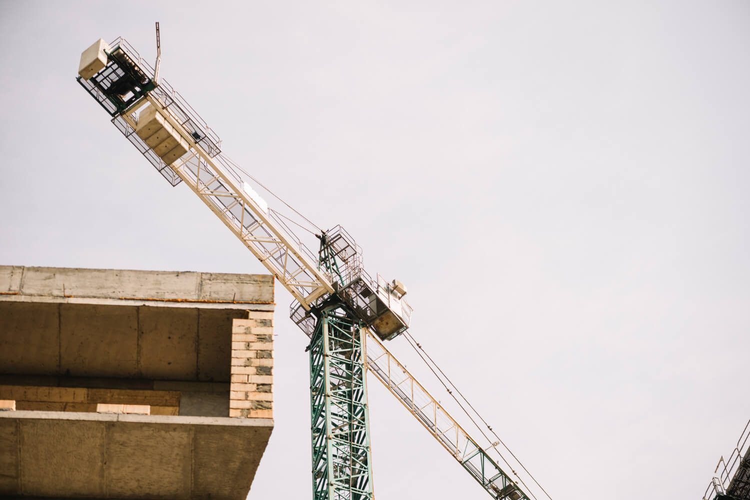 Safely Lift Heavy Equipment using a Skylift